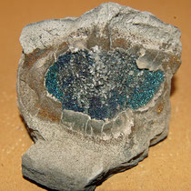blau-grün angelaufener Pyrit mit Calcit ca. 8x9 cm