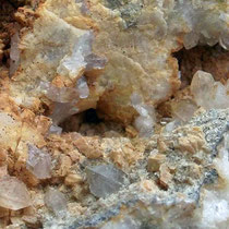 kleine trübe Quarzkristalle mit Dolomit