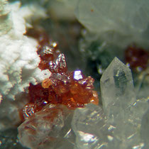 kleine Bergkristalle mit Sphalerit