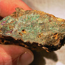 Chalkopyrit  bis 2,5 cm stark mit Malachit