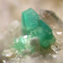 bipyramidaler Tobernitkristall BB ca. 3 mm