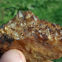 kleine Bergkristalle bis 5 mm Höhe mit Limonitüberzügen