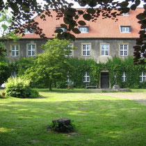 Blick links auf das Haus mit Vogeltränke