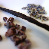 Zutaten für die Schlafpraline Lavendel-Vanille-Schokonibs