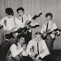 THE RAUNCHIES (De Kolenkit, Amstedrdam) vlnr: Johnny Pessy, Ronnie Dumas, Jimmy Kalff en gehurkt: Robby Rappa, Piet Reivoordt