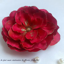 Création fleur en tissu de soie satin rouge atelier Maria Salvador