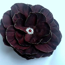 fleur en tissu de soie , création brodée strass Swarovsky, réalisée par Maria Salvador
