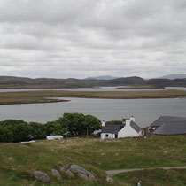 Depuis le site, vue sur le Loch Road et le visitor centre.