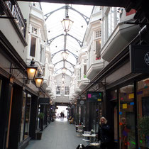 Cardiff - Galerie marchande sous un passge couvert, traversant d'une rue sur l'autre.