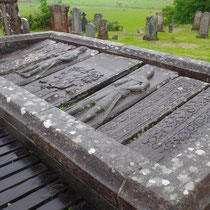 Pierres funéraires sculptées, ornées motifs celtiques.