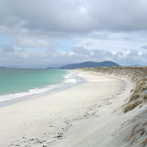 Magnifique plage de sable blanc et d'eaux  turquoises.