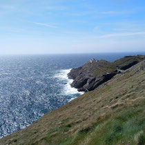 Première vue sur la pointe la plus au sud de l'Irlande au milieu de falaises déchiquetées et des rouleaux d'écume.