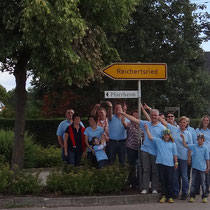 TF 2012 - Theaterfreunde bringen Hinweisschild zum Pfarrheim an