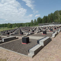 Kathyn - Au fond du mémorial se trouve un cimetière symbolique représentant les 186 villages brûlés.