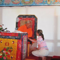 Yvonne Bühlmann verneigt sich vor Namkhai Norbu Rinpoche