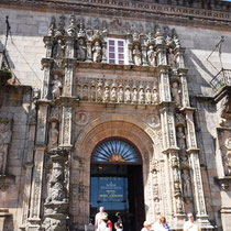 L'hôtel des rois catholiques (N° 18 sur le plan) fondé par les Rois Catholiques pour héberger les pèlerins qui avaient fait le chemin de Saint-Jacques, c'est l'un des plus beaux monuments de la célèbre place de l'Obradoiro.