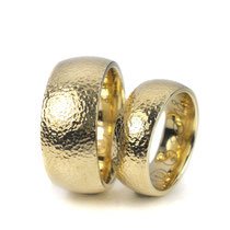 Knapp 10 + 7.5 mm breite gehämmerte Trauringe in sattem Gelbgold 585/000