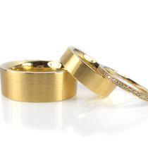 Massiv gearbeitete Trauringe in sattem Gelbgold 750/000 mit Memoire-Ring
