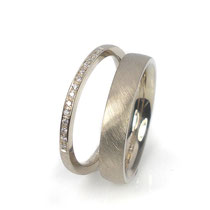 Feiner Damentrauring mit Brillanten, Herrentrauring diagonal mattiert, Weißgold 585/000