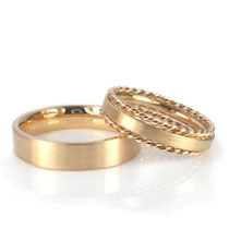 Schöne Trauringe in Roségold 585/000 4.8 + 2.2 mm matt gebürstet, zwei kordierte Beisteckringe für den Damenring