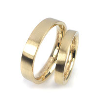 Fein mattierte Trauringe in sattem Gelbgold