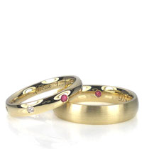 Trauringe in Gelbgold 585/000 matt + poliert 4.5 + 3 mm breit, Rubin und Diamanten im Damenring