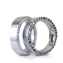 Beeindruckende Hochzeitsringe in Platin 950/000 mit schwarzen und weißen Diamanten
