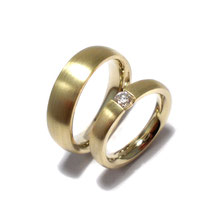 Klassische Trauringe in Gelbgold, Damenring mit Brillant