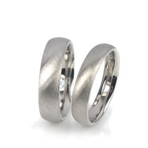 Trauringe in Platin 950/000 5 + 4 mm breit mit diagonaler Mattierung