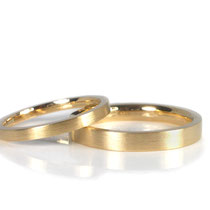 Geradlinige Trauringe in Gelbgold 750/000, 3 + 2 mm breit mit mattierter Oberfläche