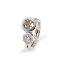 Ringe zum Kombinieren in Weiß- und Roségold mit weißem und getöntem Solitär-Brillanten
