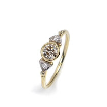 Romantischer Verlobungsring in Rosé- und Weißgold mit einem naturfarbenen brauen Diamanten