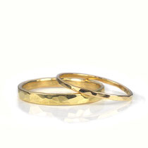 Feine gehämmerte Hochzeitsringe in Gelbgold 750/000 2.5 + 1.0 mm