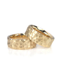 Trauringe in Roségold 585/000 mit Struktur und 7.7 mm Breite