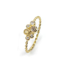 Feiner Antragsring in Gelbgold 750/000 mit naturfarbenen Diamanten