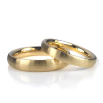 Zeitlose Trauringe in mattiertem Gelbgold