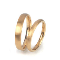 Edle Trauringe in Roségold 750/000 strichmatt längs und schlagmatt 3.5 + 2.5 mm