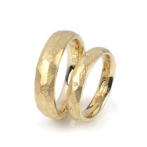 Trauringe "Facetten des Lebens" in sattem Gelbgold 585/000 5.5 + 4.0 mm, Damenring mit Brillanten