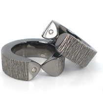 Massive Ringe in schwarz rhodiniertem Silber mit Brillanten