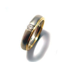 Trauring in Weiß- und Gelbgold mit Brillant 0.15 ct. w si1