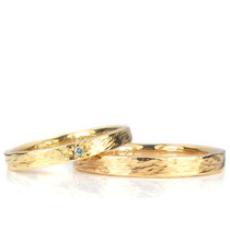 Ringe in Gold mit Struktur 3.2 + 2.8 mm, Damenring mit blauem Brillant