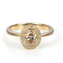 Klassischer Verlobungsring in Roségold mit naturfarbenem, ovalen Diamanten