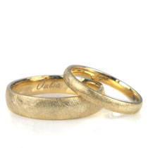 Hochzeitsringe mit eismatter Oberfläche in Gelbgold 585/000 5 + 2.8 mm breit