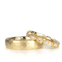Zwei ganz unterschiedliche Trauringe in sattem Gelbgold 585/000 5 + 3.3 mm 