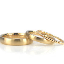 Trauringe in strichmattem Roségold 4.0 + 2.8 mm mit poliertem Beisteckring aus Roségold-Perldraht