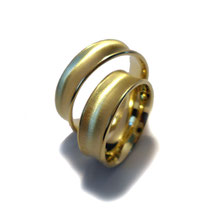 Trauringe in Gelbgold mit konkaver Ringschienenform
