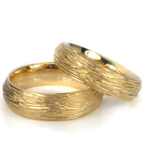 Trauringe in sattem Gelbgold mit Struktur