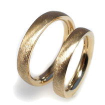 Trauringe in Gelbgold mit diagonaler Strichmattierung