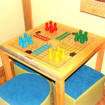 Spieletisch mit Mensch-ärgere-dich-nicht / Schach / Dame in Spielzimmer 2