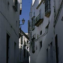 291.19 Arcos de la Frontera. Caratteristici vicoli della città di Arcos: possono arrivare a misurare appena un metro di larghezza. © 1999 Alessandro Tintori